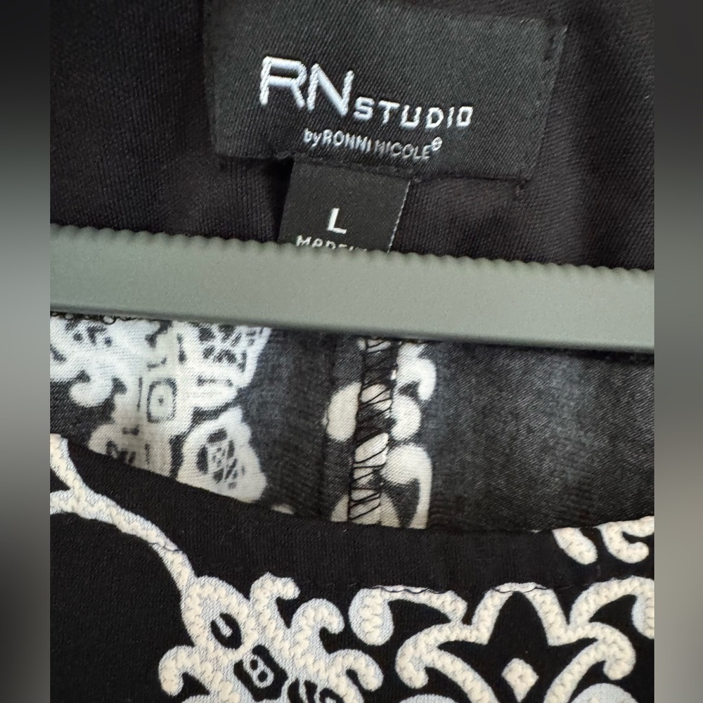 RN Studio Elegant Black and White Floral Dress Size Large - Picture 3 of 3
